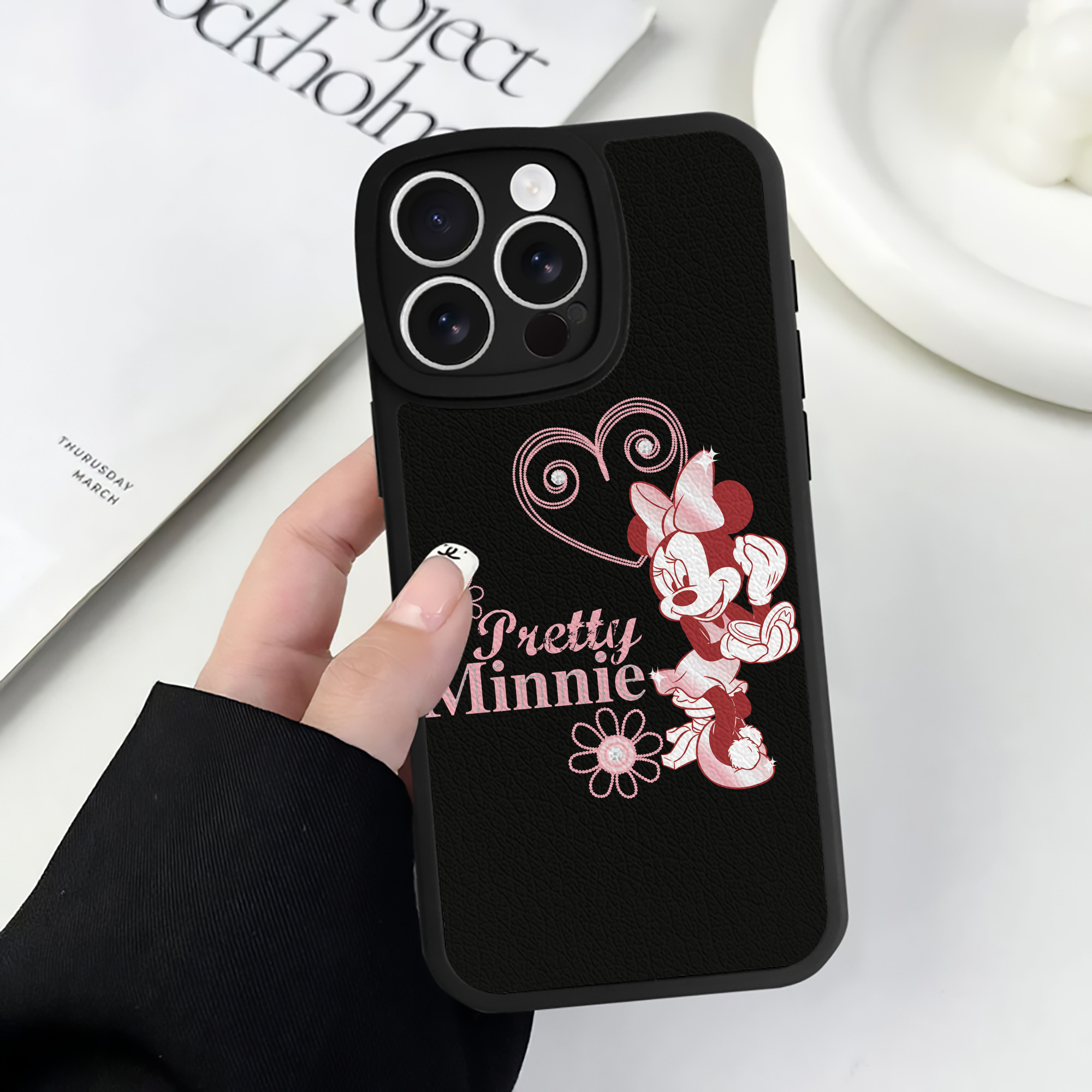 （画像用） ミッキーマウス Mickey Mouse 【iPhone 16シリーズ対応】シリコンスマホケース（レザー調） 材質：シリコン